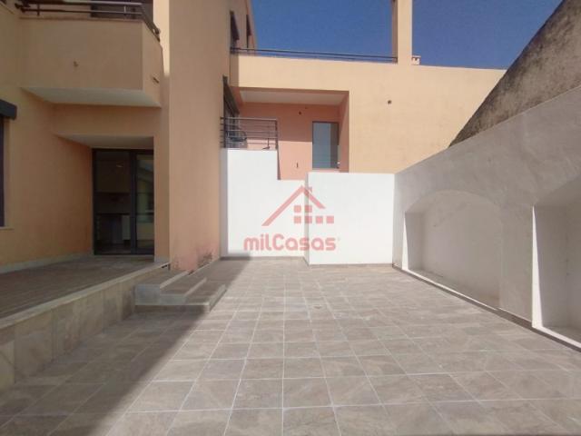 Apartamento T2 SEMI NOVO com TERRAÇO e PARQUEAMENTO no CENTRO do Bombarral!