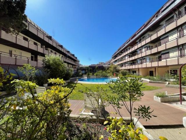 Apartamento T2 situado em Condomínio de Prestigio no coração do Estoril