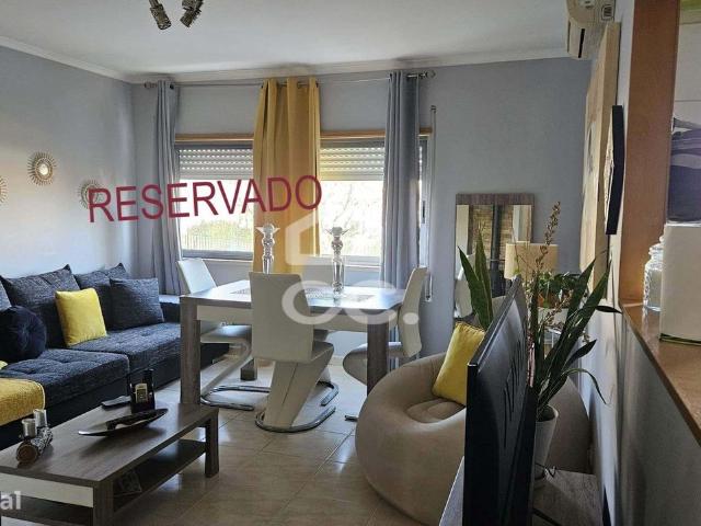 Apartamento T2 situado perto da escola de Sta. Maria, 1 andar com parq