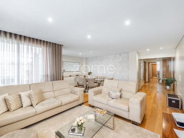Apartamento T3+1 com três lugares de garagem | Águas Santas, Maia