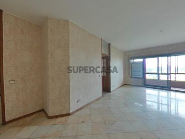 Apartamento T3+1 com Varanda, Garagem e Vista Desafogada Matosinhos