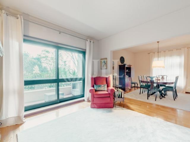 Apartamento T3+1 com varanda e lugar de garagem, Porto
