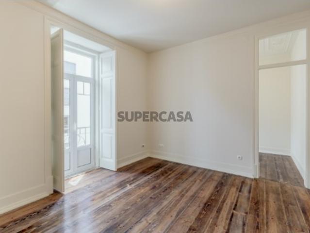 Apartamento T3+1 com varanda, em Campo de Ourique, Lisboa