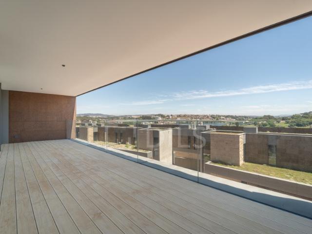 Apartamento T3+1, com varanda, frente ao Rio Douro