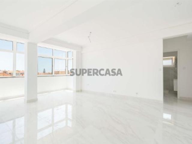 Apartamento T3+1 com vista mar no Alto dos Lombos em Carcavelos