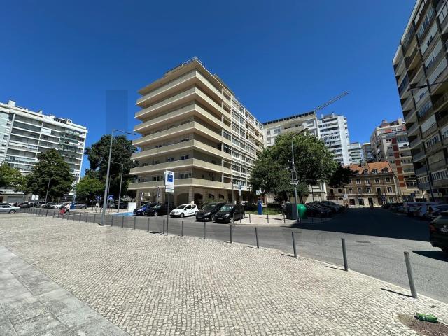 Apartamento T3+1 com 142m2, varanda e arrecadação de 39m2, com luz natural e acesso a terraço