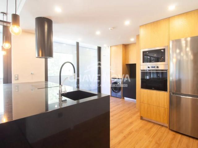 Apartamento T3+1 à venda na rua de Damião de Góis Porto
