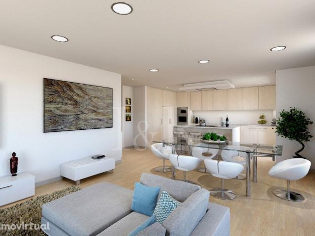 Apartamento T3+1 duplex com terraços e garagem no Montijo