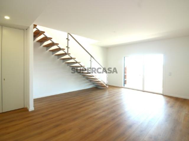 Apartamento T3+1 Dúplex com Varanda, Terraço e Box nas Colinas do Cruzeiro Odivelas