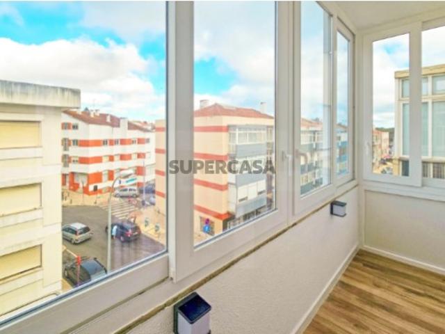 Apartamento T3+1 Duplex Renovado com Sótão no Coração de Queijas