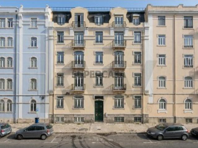 Apartamento T3+1 em Campo de Ourique Elegância e Conforto em Lisboa