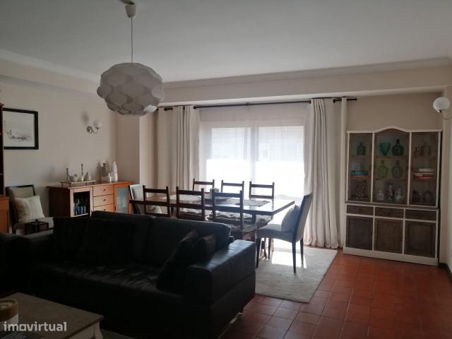 Apartamento T3+1 em Monte Burgos