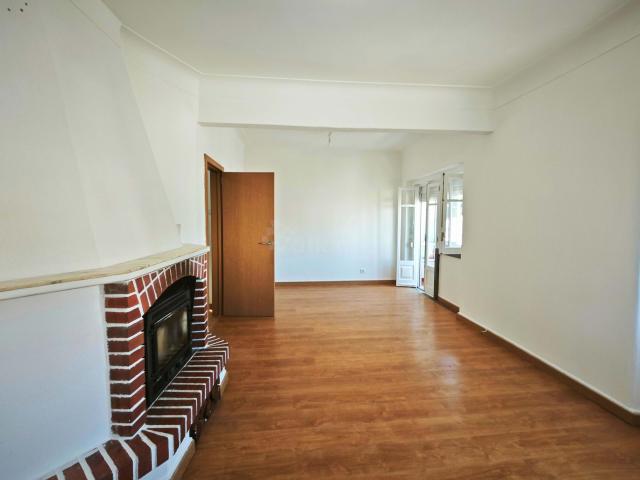 Apartamento T3+1 junto da Estação das Mercês