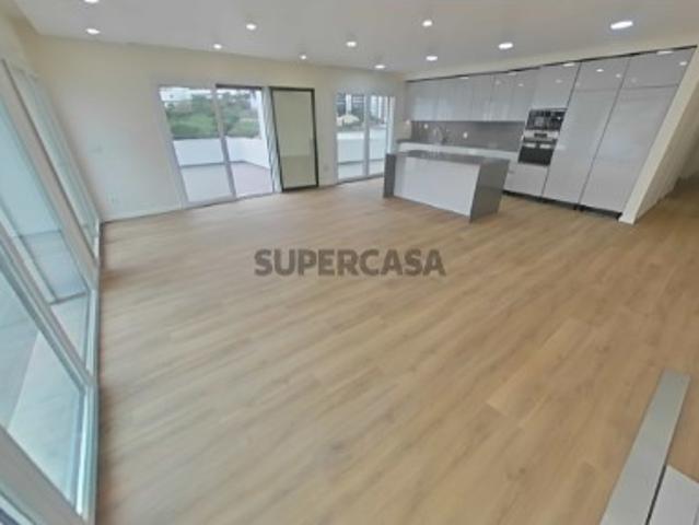 Apartamento T3+1, novo, com terraço de 85 m2, box com 50 m2, situado no centro de Odivelas, junto á Urbanização Colinas do Cruzeiro