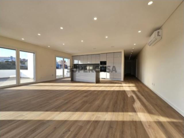 Apartamento T3+1 no centro de Odivelas