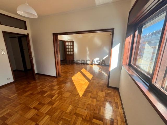 Apartamento T3+1 recuperado junto á rua da Constituição
