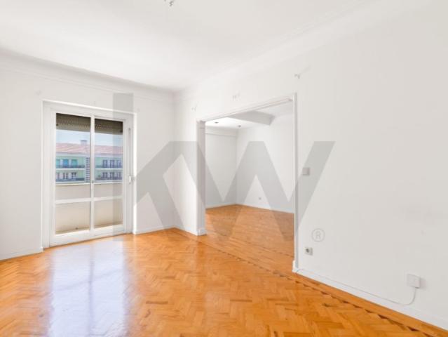Apartamento T3+1 Remodelado Com Varanda No Bairro de S. Miguel