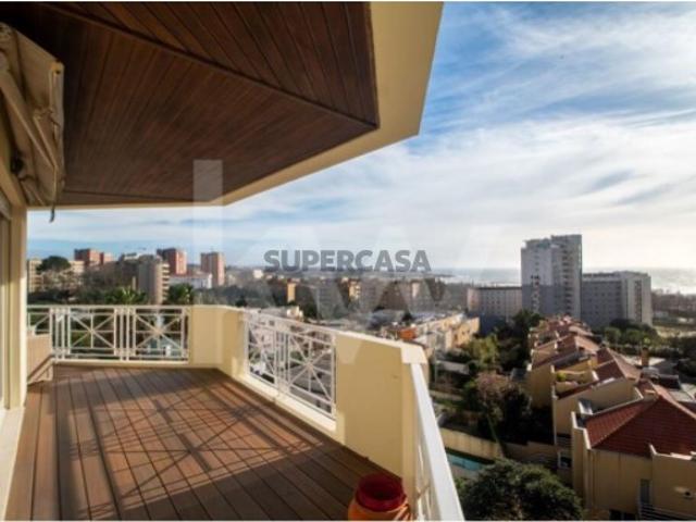 Apartamento T3+1, remodelado, junto da Marechal Gomes da Costa, com deslumbrante vista mar e jardim!