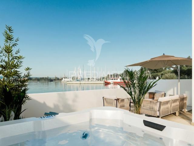 Apartamento T3+1, renovado, com terraço e piscina, a minutos de Lisboa!