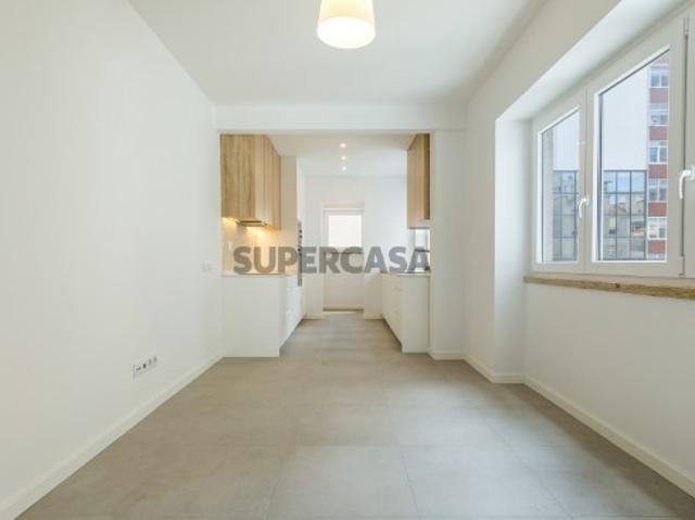 Apartamento T3+1, renovado, Campo Pequeno, Lisboa