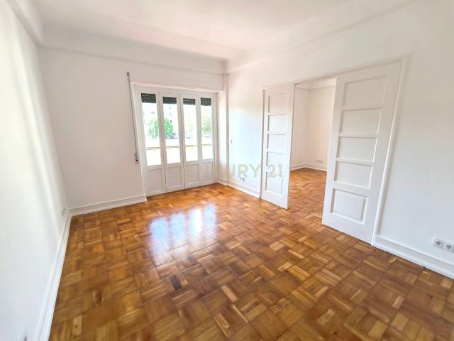 Apartamento T3+1 renovado em Alvalade Av. Roma, Lisboa