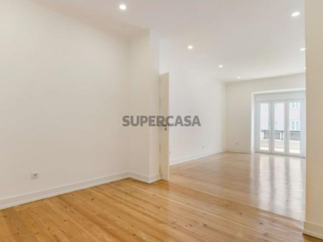 Apartamento T3+1 renovado no Areeiro