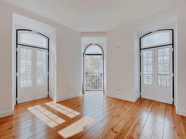 Apartamento T3+1 renovado, na Luciano Cordeiro, Lisboa