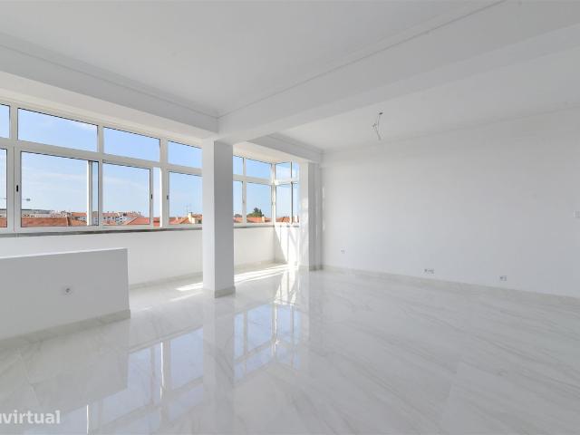 Apartamento T3+1 totalmente remodelado no Alto dos Lombos, Carcavelos