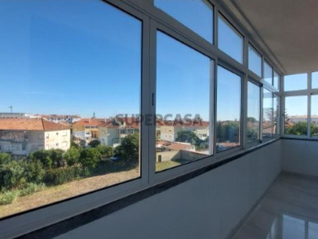 Apartamento T3+1 totalmente remodelado no Alto dos Lombos, em Carcavelos