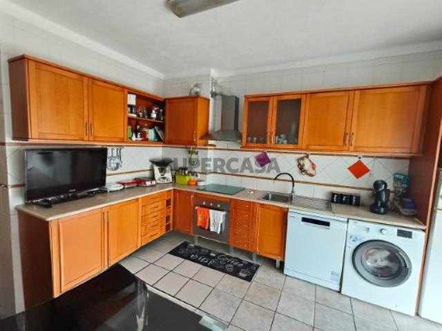 Apartamento T3+2 c/ 200m2 e terraço situada na Baixa da Banheira