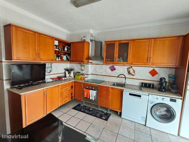 Apartamento T3+2 c/ 200m2 e terrao situada na Baixa da Banheira