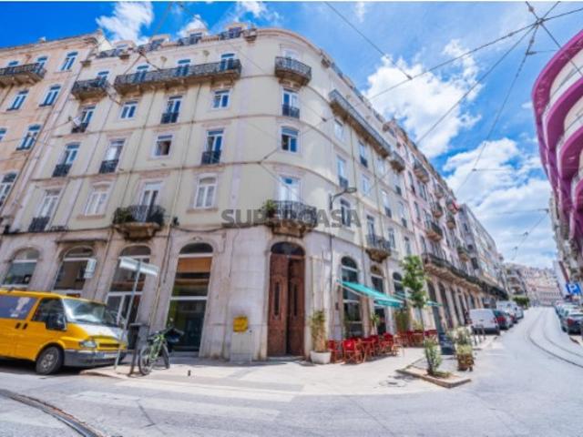 Apartamento T7 renovado no Bairro dos Anjos Lisboa