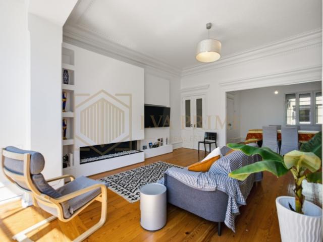 Apartamento T4+1 com área bruta de construção de 213 m2, junto à Calçada da Estrela, em prédio com pátio e arrecadação, ambos de uso comum