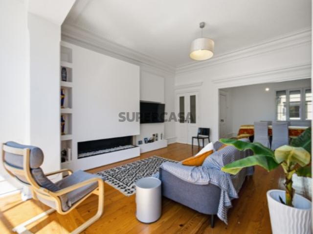 Apartamento T4+1 com área bruta de construção de 213 m2, junto à Calçada da Estrela, em prédio com pátio e arrecadação, ambos de uso comum