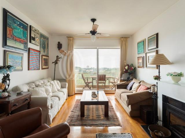 Apartamento T4+1, com varanda e estacionamento, no Porto