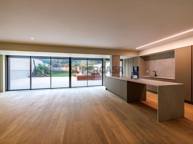 Apartamento T4+1 com jardim e piscina, na Foz do Douro