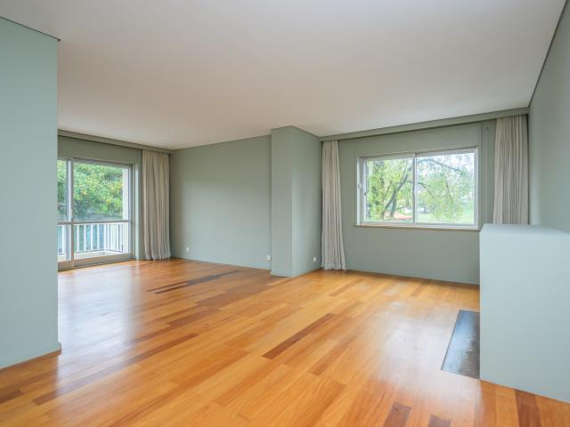 Apartamento T4+1 em prédio de ótima construção