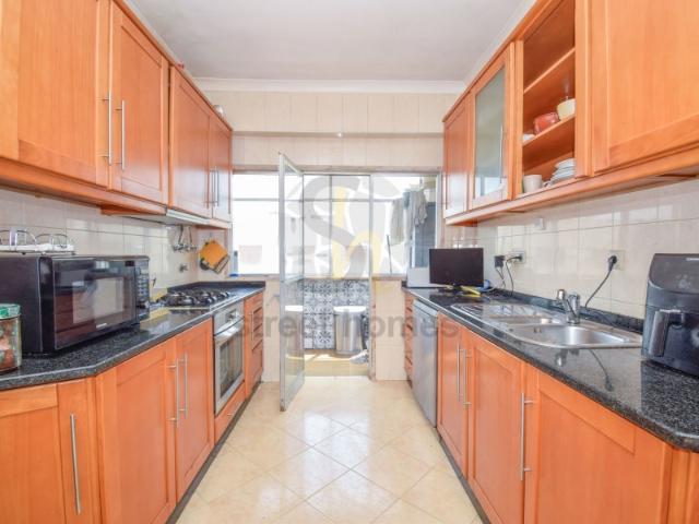 Apartamento T4+1 na Portela