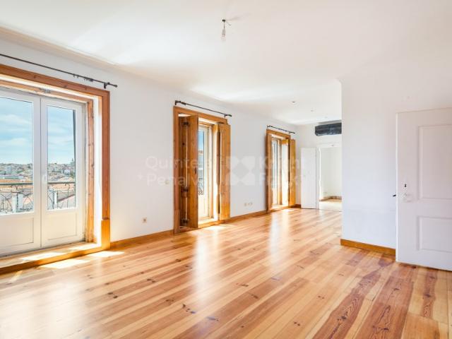 Apartamento T4+1 sem móveis para arrendamento na Misericórdia
