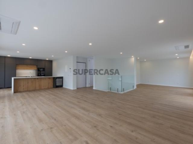 Apartamento T4 4 Suites no piso inferior e Sala, cozinha e terraço em ’L’ no piso superior