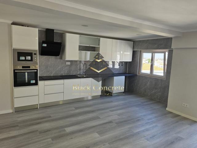 Apartamento T4 Totalmente Remodelado com Terraço Privativo