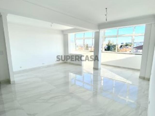Apartamento T4 totalmente remodelado, Carcavelos
