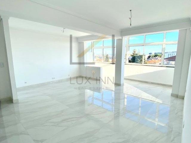 Apartamento T4 totalmente remodelado, Carcavelos