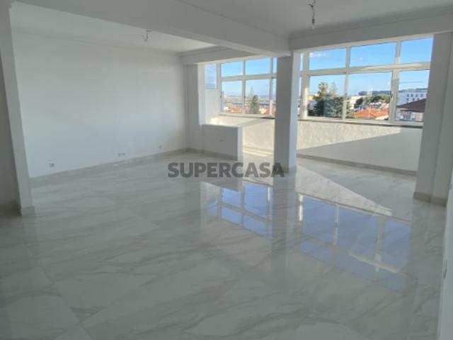 Apartamento T3+1 totalmente remodelado, Carcavelos