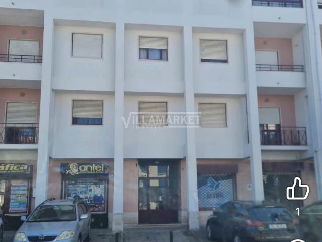 Apartamento T4 totalmente remodelado inserido no último de um edifício situado na Quinta do Batateiro em Amora, Seixal