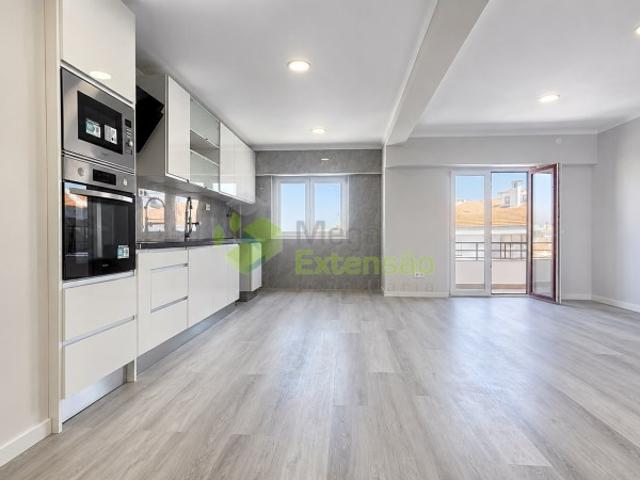Apartamento T4, totalmente remodelado no centro da Amora, cozinha equipada e sala com recuperador