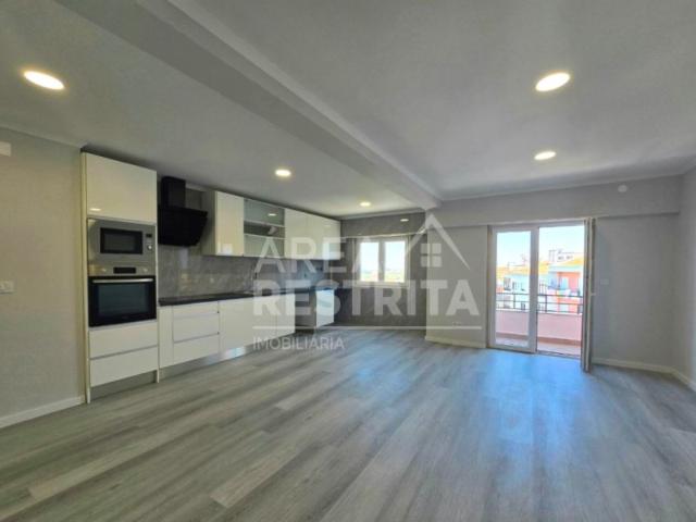 Apartamento T4, totalmente remodelado, na Cruz de Pau