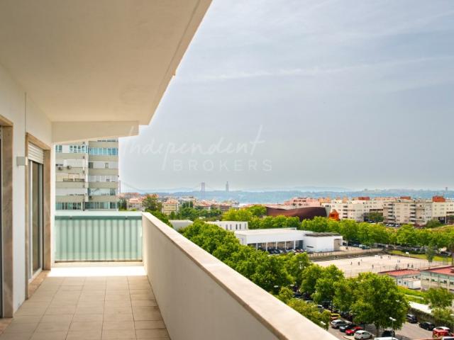 APARTAMENTO T4 TOTALMENTE REMODELADO NAS TORRES DO RESTELO, COM VISTA RIO, GARAGEM E ARRECADAÇÃO