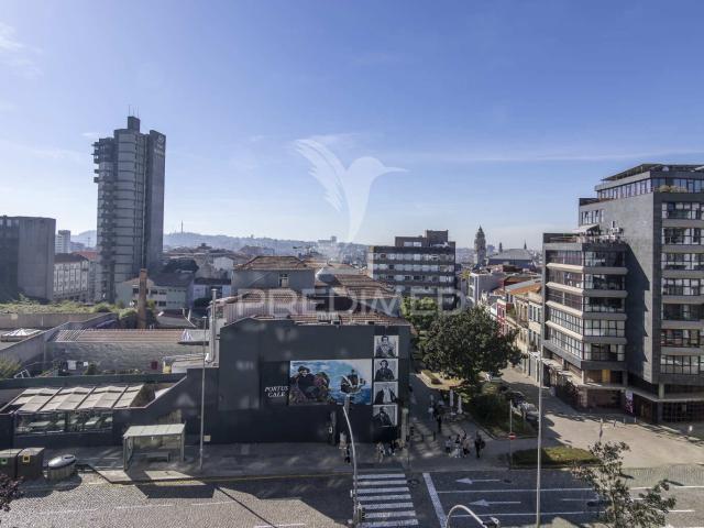 Apartamento T4 totalmente renovado no centro do Porto