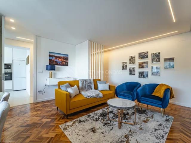 Apartamento T4 totalmente renovado com Licença de Alojamento Local AL, no centro do Porto
